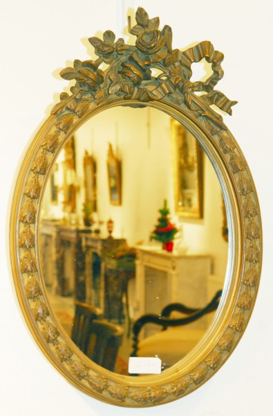 antiker ovaler Spiegel mit fein gearbeitetem Rand
