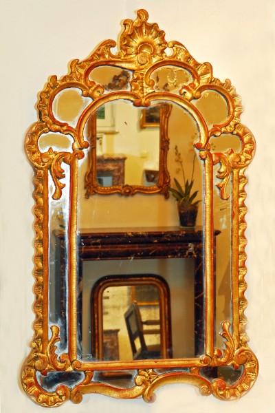 aufwendig verzierter spiegel aus dem 18. jahrhundert