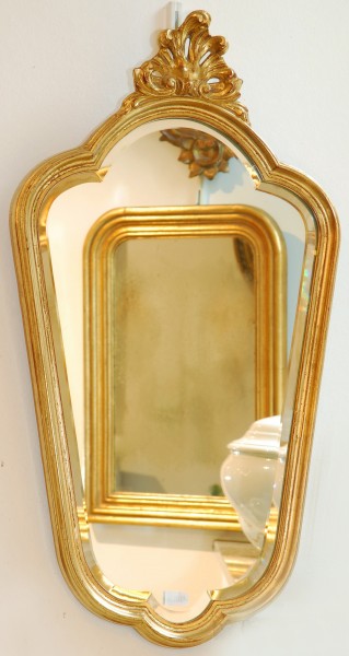 schön gearbeiteter schlichter goldener spiegel