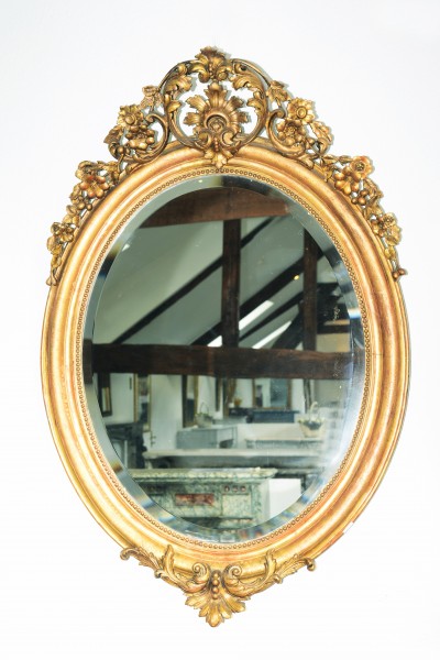 filigran gearbeiteter ovaler goldener spiegel aus dem 19. jahrhundert