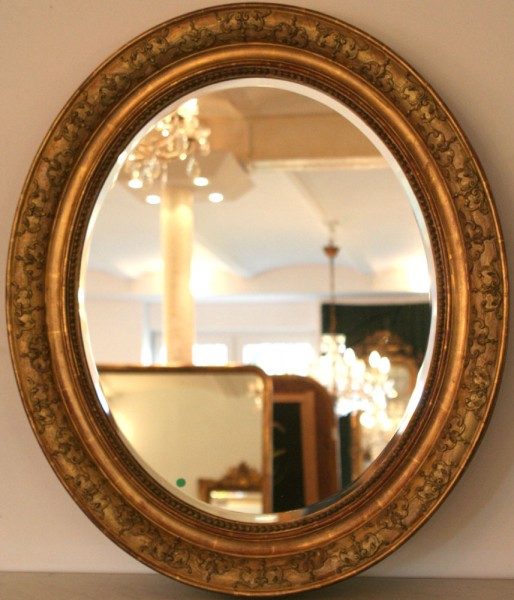 goldener ovaler spiegel mit reichen verzierungen
