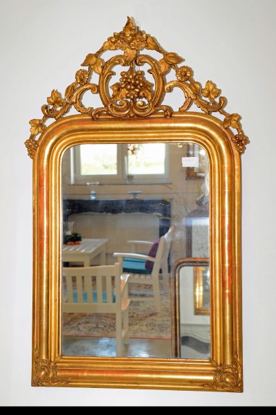 fein gearbeiteter, goldener spiegel aus dem 19. jahrhundert