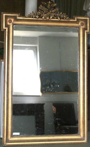  fein gearbeiteter, goldener spiegel aus dem 18. jahrhundert