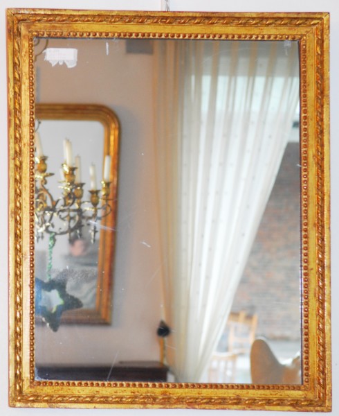 schlichter, goldener spiegel aus dem 19. jahrhundert