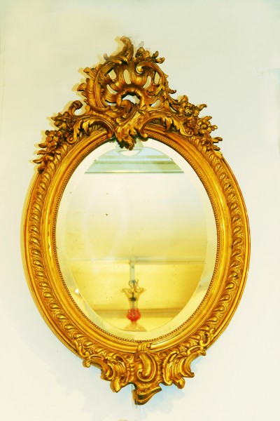 reich verzierter goldener ovaler spiegel