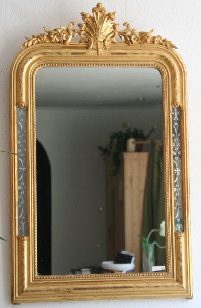 fein gearbeiteter spiegel mit floraler gravur