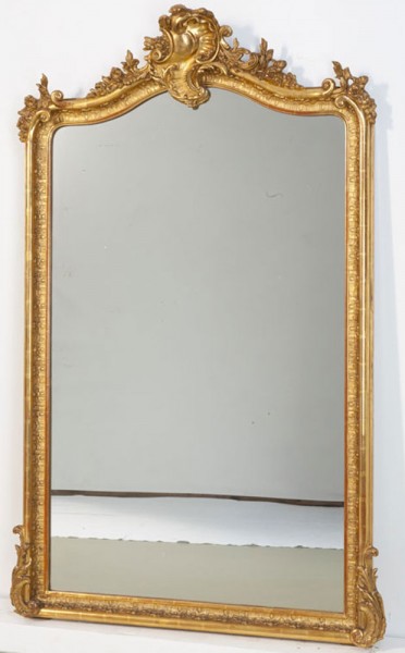 schöner verzierter goldener spiegel
