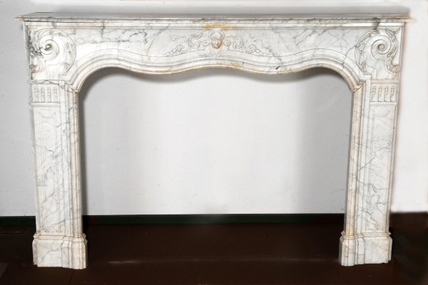 Stil: Louis XVI Farbe: weiß mit grauen Einschlüssen Ausführung: Marmor