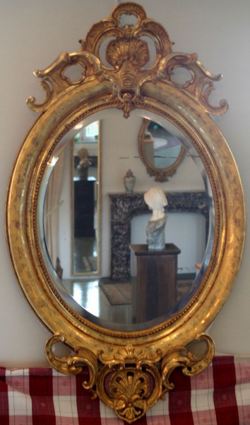 goldener ovaler spiegel mit reichen verzierungen