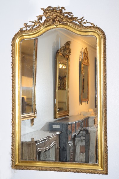 fein gearbeiteter, goldener spiegel aus dem 18. jahrhundert