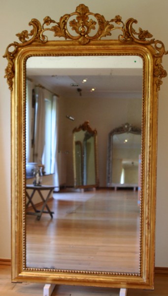 schöner verzierter goldener spiegel