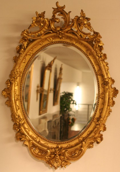 reich verzierter ovaler spiegel