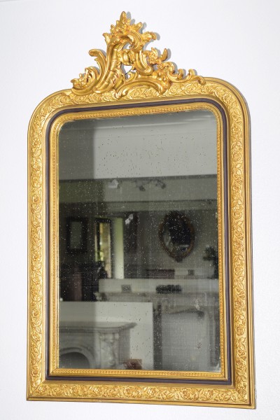 fein gearbeiteter, goldener spiegel aus dem 19. jahrhundert